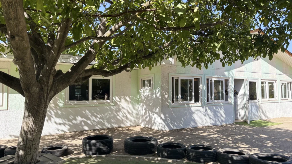 La casa: 300 m² construidos entre árboles — Poki Play